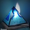 Exemple d'une lampe pyramide artisanale en verre réalisée en bleu