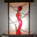Luminaire vitrail sur mesure danseuse africaine en robe rouge