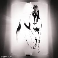 Cette applique murale artisanale blanche est décorée d'un cheval en esquisse