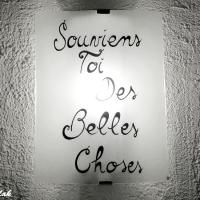 Applique murale blanche decoree d une ecriture souviens toi des belles choses en noir