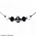 Collier fantaisie perle de verre à motif noir et blanc
