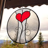 Cette déco vitrail artisanale à supendre représente un coeur en fleur