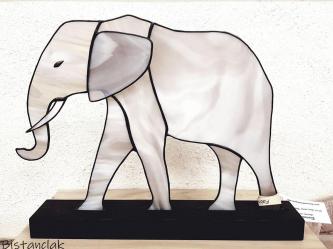 Cet objet de décoration est un éléphant en vitrail tiffany.