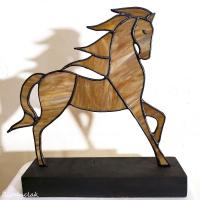 Cette création artisanale est un objet vitrail représentant un cheval brun en vitrail