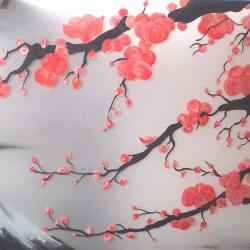 Détail de la peinture des fleurs de cerisier