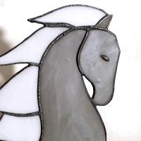 Détail de la tête du cheval vitrail gris et blanc