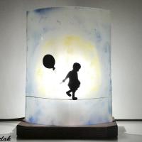 Lampe d'ambiance douce au dessin d'une enfant et d'une lune; création artisanale française par Bistanclak