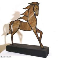 Illustration des créations artisanales d'objets vitrail avec ce cheval brun.