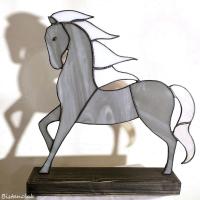 Ce cheval décoratif est un objet vitrail de création artisanale par Bistanclak.