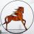 Cette suspension vitrail est une création artisanale décorée d'un cheval brun.